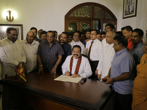 Le Premier ministre se retire, mettant fin à l'impasse politique au Sri Lanka