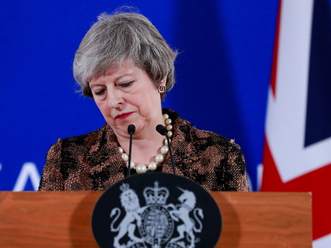 Theresa May toutes griffes dehors contre un second réferendum