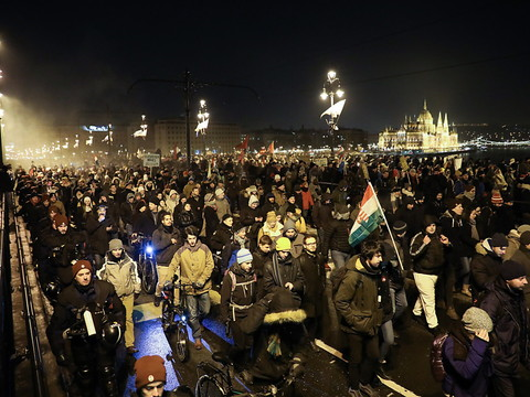 Hongrie: la télé publique, nouvel enjeu de la grogne anti-Orban