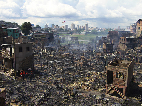 Six cents maisons ont brûlé dans un incendie à Manaus