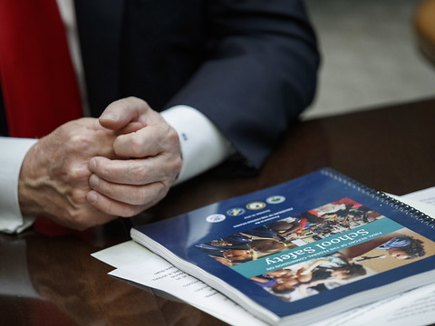 Pour sécuriser les écoles, l'administration Trump veut plus d'armes