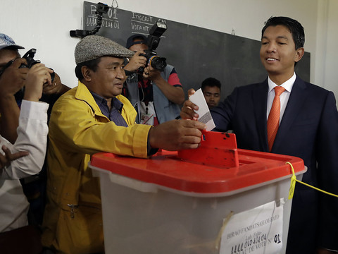 Rajoelina prend la tête dans la course à la présidentielle