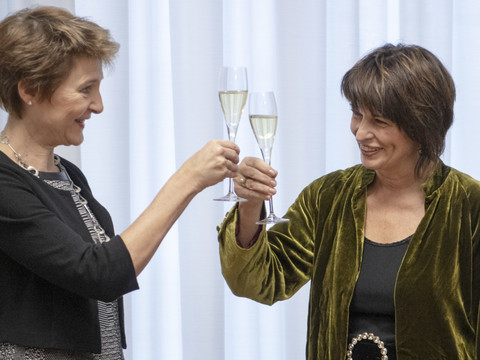 Doris Leuthard passe le pied d'éléphant à Simonetta Sommaruga