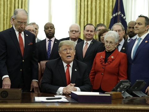 Le texte sur le financement du mur de Trump rejeté au Sénat