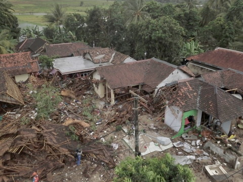 Le bilan du tsunami s'alourdit à 373 morts
