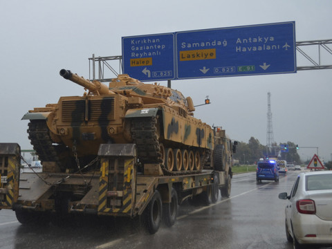 Nouveaux renforts militaires turcs à la frontière syrienne (médias)