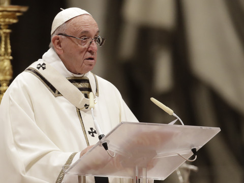 Le pape critique 
