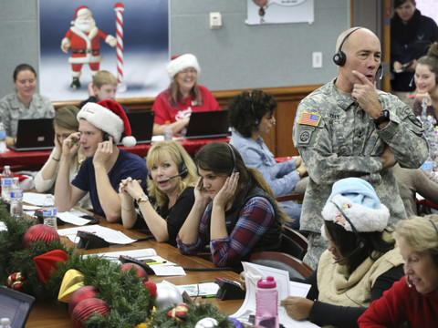Le Père Noël poursuit sa tournée, traqué par l'armée américaine