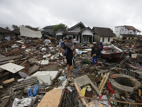 Indonésie: les survivants du tsunami manquent d'eau et de médicaments