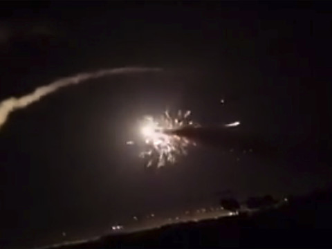 La défense antiaérienne syrienne tire sur des 