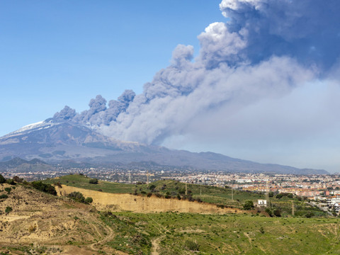 La zone du volcan Etna, en éruption, frappée par un séisme de 4,8