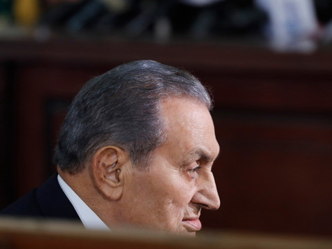 Hosni Moubarak témoigne au tribunal face à l'accusé Mohamed Morsi