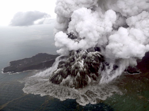 L'Indonésie relève le niveau d'alerte du volcan responsable du tsunami