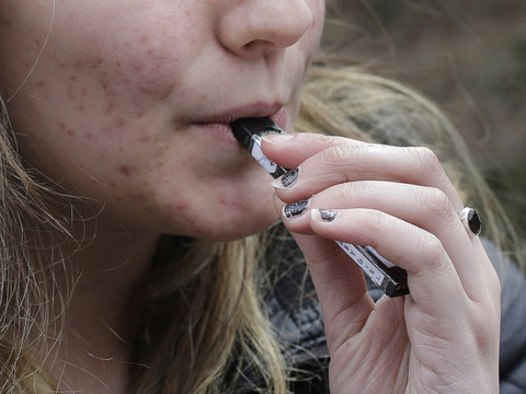 L'e-cigarette se fait une place malgré la controverse