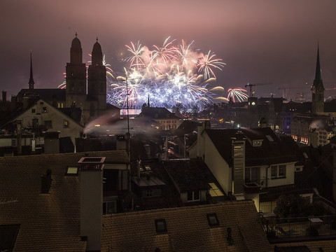 Des milliers de personnes dans les rues en Suisse pour le Nouvel An