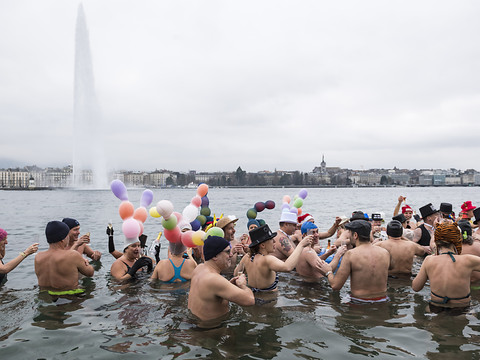La première baignade de l'année attire 120 personnes à Genève
