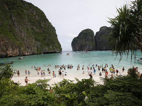 Les touristes fuient des îles du golfe de Thaïlande