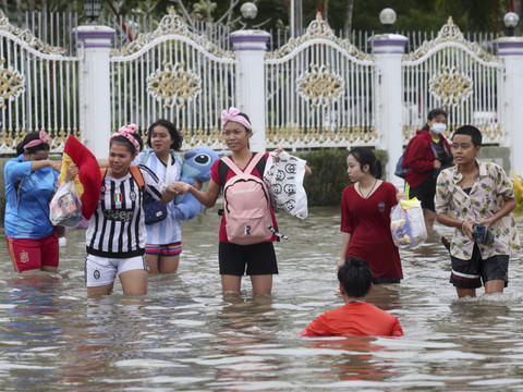 Tempête Pabuk en Thaïlande: inondations et coupures de courant