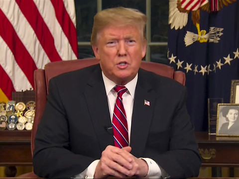 Trump défend le mur sur un ton présidentiel sans rien lâcher