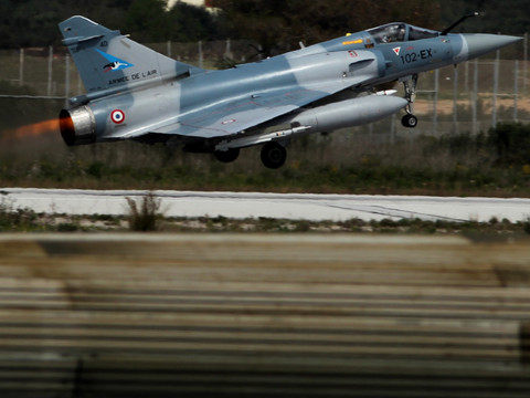 Mirage 2000 manquant: débris retrouvés, l'équipage porté disparu