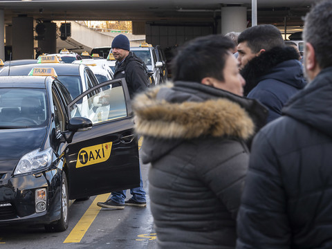 Les taxis genevois protestent contre les transporteurs illégaux