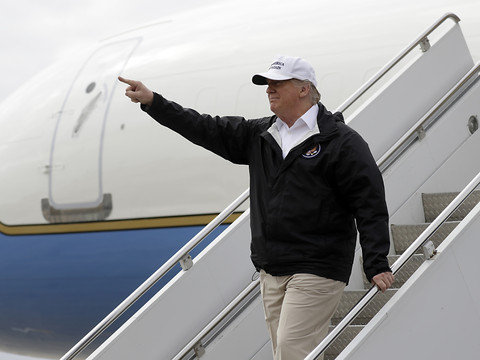Trump à la frontière avec le Mexique pour vanter le mur controversé