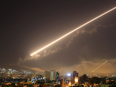 La défense antiaérienne syrienne tire sur des 