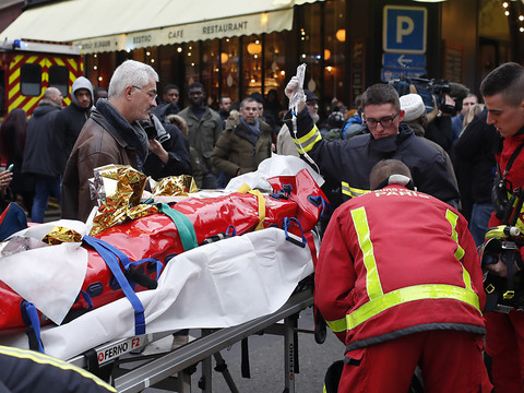 Explosion à Paris: deux pompiers tués et des dizaines de blessés