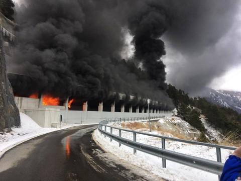 Incendie dans le tunnel de Schallberg (VS) - Col du Simplon fermé