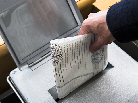 Les partis du centre misent sur des apparentements