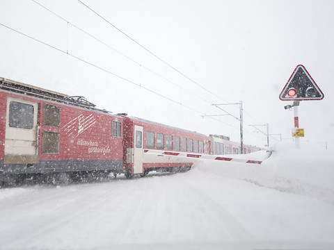 Lignes fermées et villages inaccessibles dans les Grisons