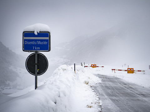 Un mort, cinq blessés et des perturbations dans les Alpes suisses
