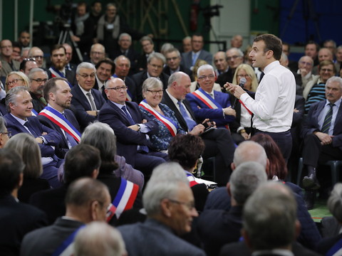 Grand oral marathon pour Macron devant des maires sans concession