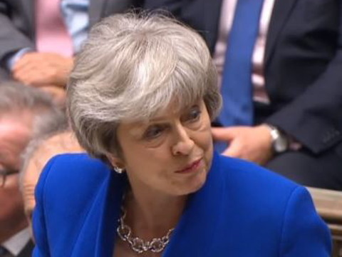 Theresa May survit de justesse à une motion de censure
