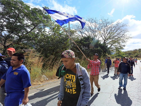 La caravane de migrants du Honduras reprend sa marche au Guatemala