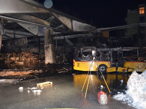 Incendie dans le garage des cars postaux à Coire, dégâts importants