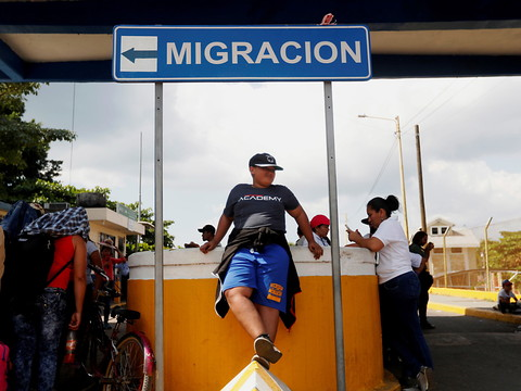 Des premiers groupes de migrants passent la frontière mexicaine