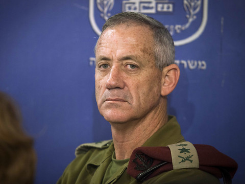 Le grand rival potentiel de Netanyahu sort, un peu, du silence