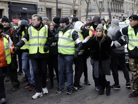 Dizaines de milliers de gilets jaunes dans la rue, malgré le débat