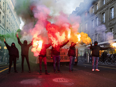 Des centaines de personnes se mobilisent contre le WEF