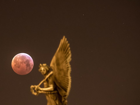 Les nuages ont voilé la Lune de sang de lundi