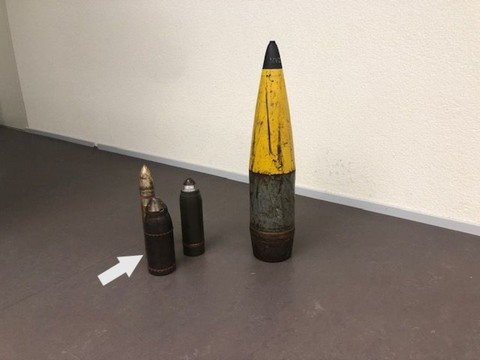 Il apporte un obus d'artillerie à la police à Rheinfelden (AG)