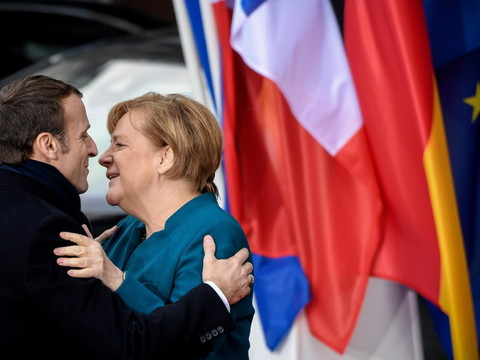 Macron et Merkel signent un nouveau traité de coopération