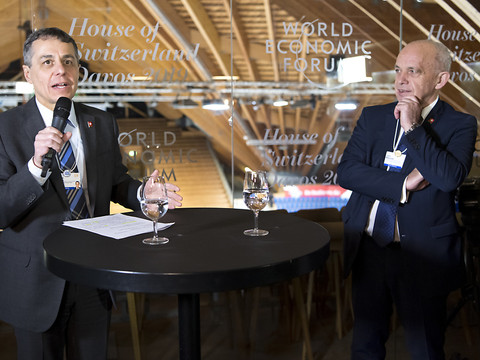 Deux conseillers fédéraux inaugurent la Maison Suisse à Davos