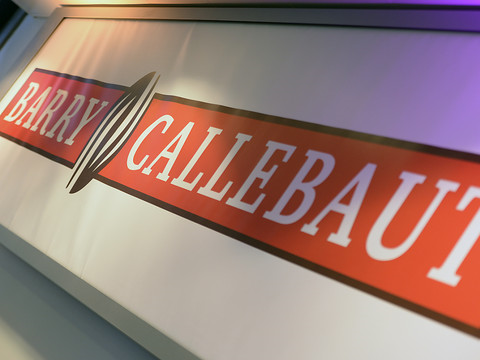 Barry Callebaut cale au 3e trimestre, prolonge sa feuille de route