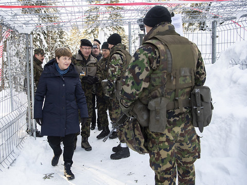 Viola Amherd visite pour la première fois une troupe à Davos