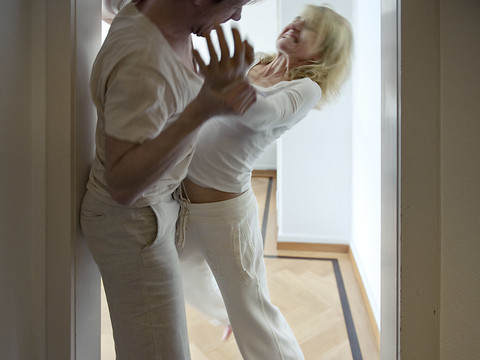 Les victimes de violences domestiques préfèrent souvent abandonner les poursuites