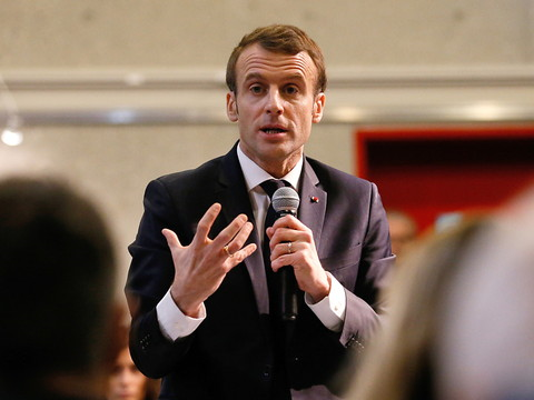Le président français s'invite à un débat avec les 