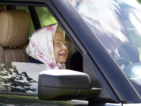 Face au Brexit, la reine appelle les Britanniques à s'entendre