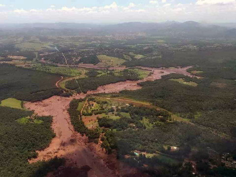 La rupture d'un barrage minier au Brésil fait 